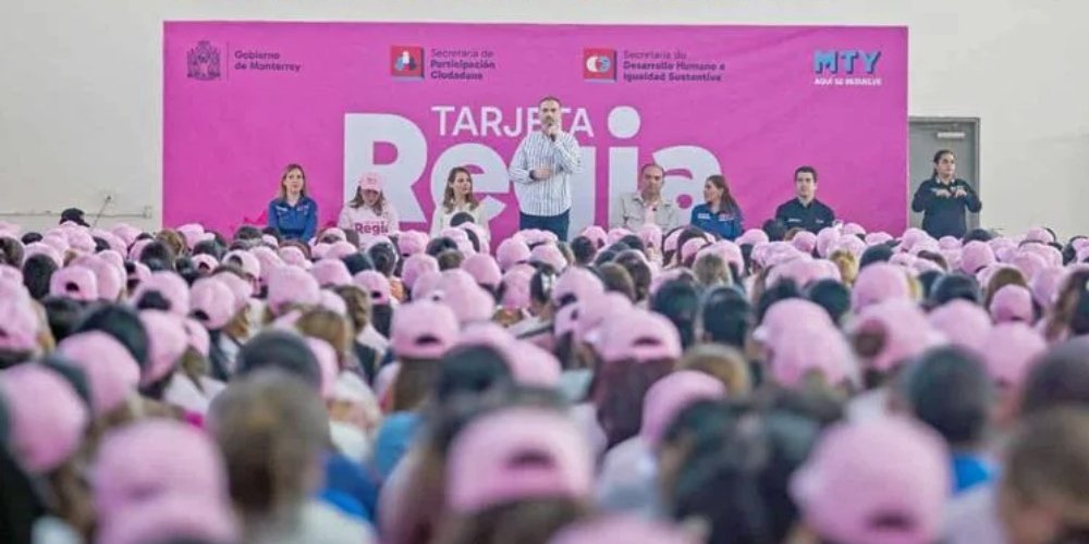 Adrián de la Garza entrega 1,500 Tarjetas Regia Plus en Monterrey
