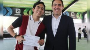 Apodaca impulsa a estudiantes con la entrega de casi 10 mil becas universitarias