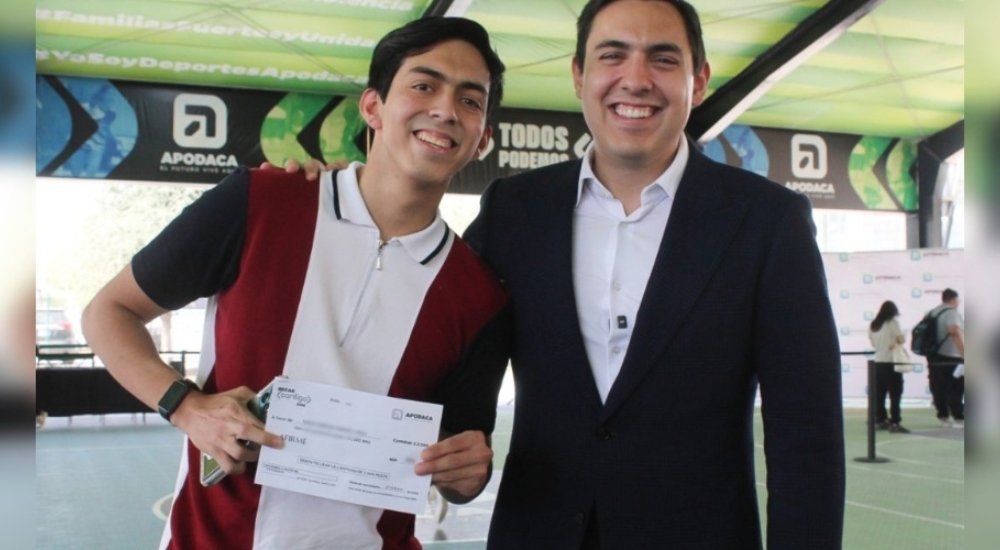 Apodaca impulsa a estudiantes con la entrega de casi 10 mil becas universitarias