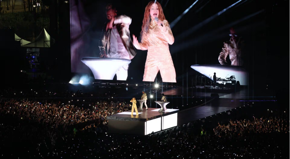 Miles llegan al Zócalo para ver a Shakira y convierten el concierto en una celebración de historias
