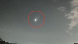 Captan meteoro en CDMX; video muestra el paso de un bólido sobre Azcapotzalco