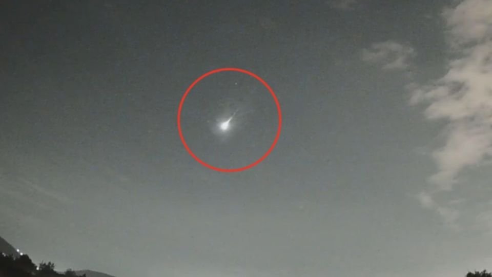 Captan meteoro en CDMX; video muestra el paso de un bólido sobre Azcapotzalco