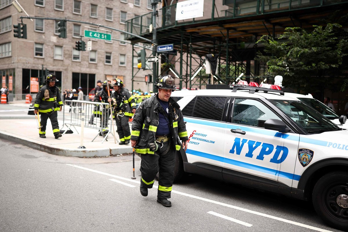A pesar de las reparaciones en un rascacielos, Manhattan mantiene evacuaciones y cierres de calles por seguridad.