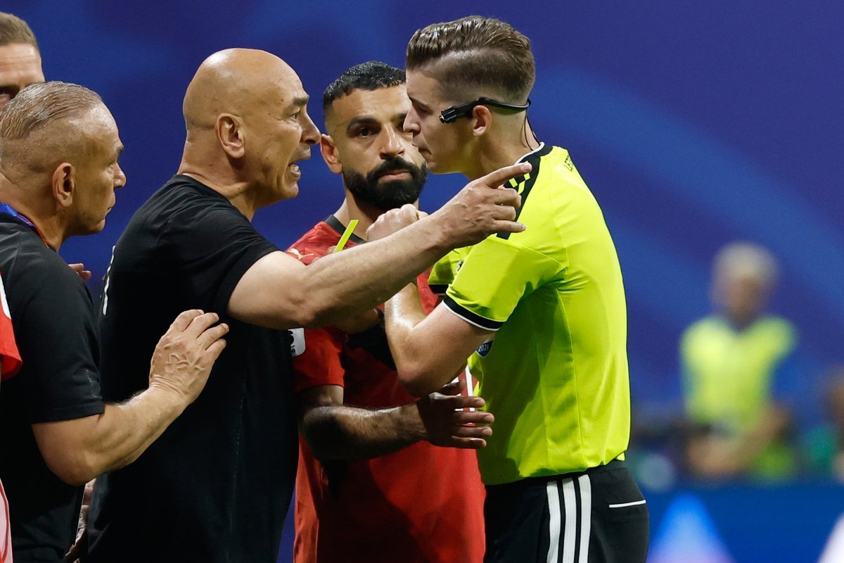 El técnico Hossam Hassan cuestiona el arbitraje en la eliminación de Egipto ante Argentina, sugiriendo injusticias decisivas.