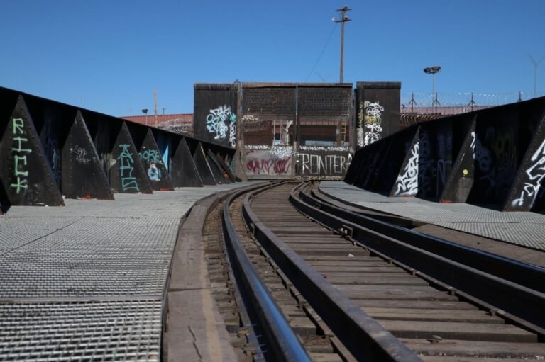 Once personas enfrentan cargos por muertes de migrantes en Texas