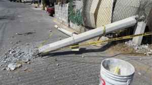 CFE niega responsabilidad en accidente de poste caído en Monterrey