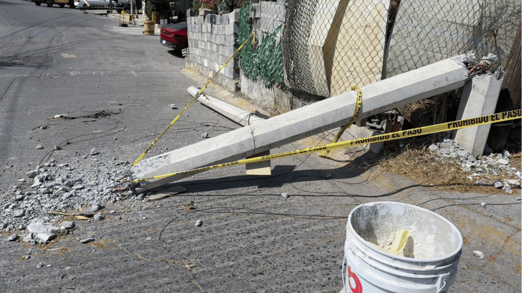 Un hombre perdió una pierna tras el incidente con un poste en Del Maestro, mientras CFE se deslinda del hecho.