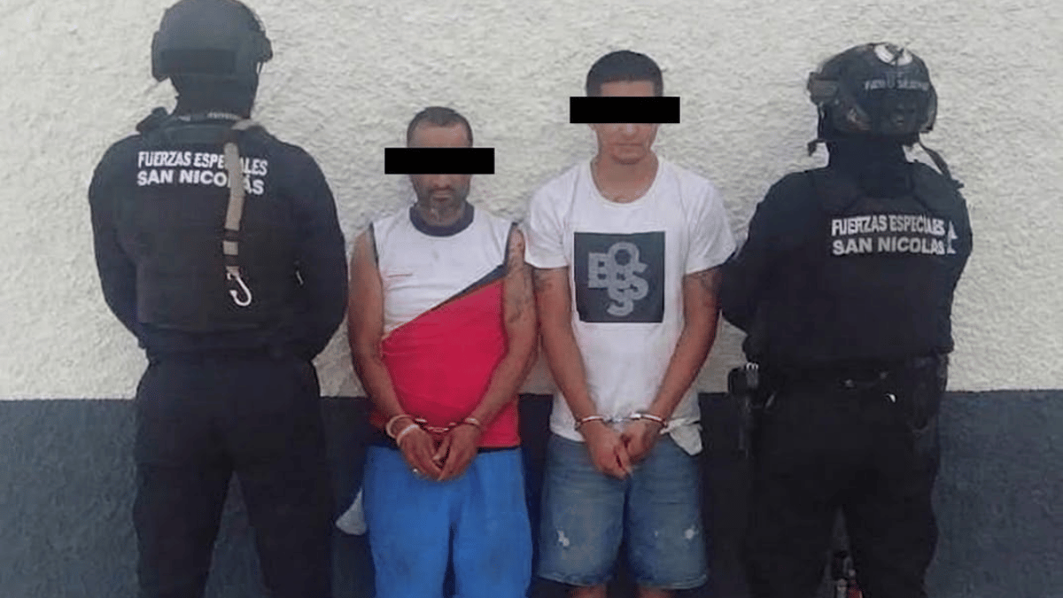 Policías arrestan a dos hombres en San Nicolás con armas y drogas en un operativo policial detenido.