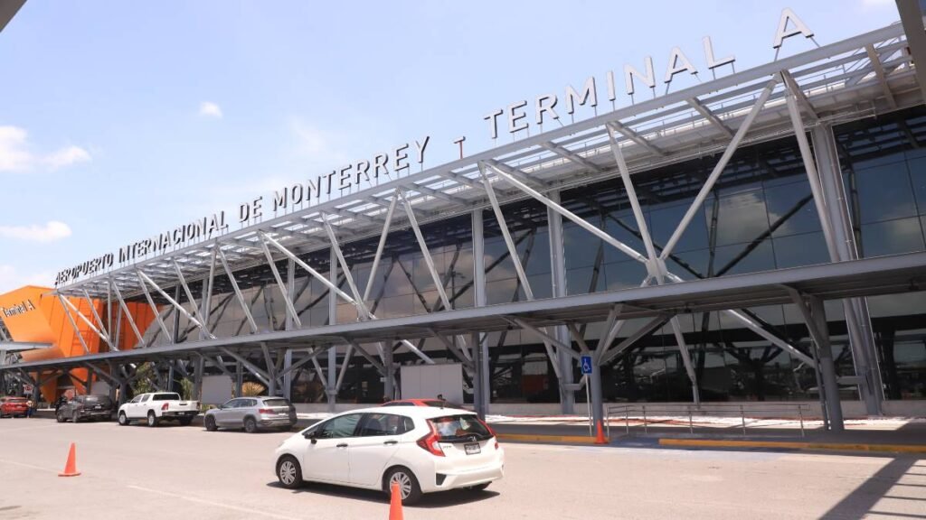 Detienen a pasajero en Aeropuerto de Monterrey con vapeadores de mariguana