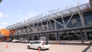 Detienen a pasajero en Aeropuerto de Monterrey con vapeadores de mariguana