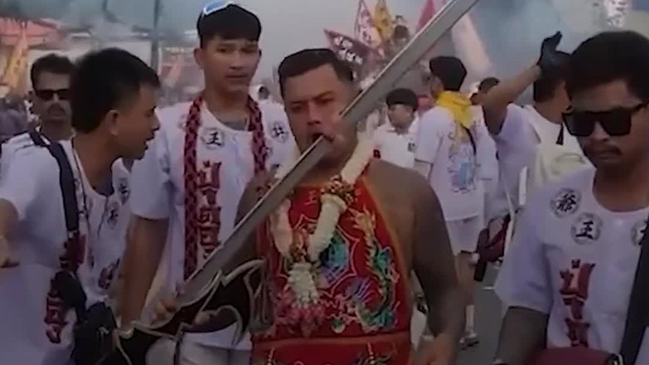 El Festival de los Nueve Dioses en Phuket muestra la devoción de los medíos tailandeses con prácticas impactantes.