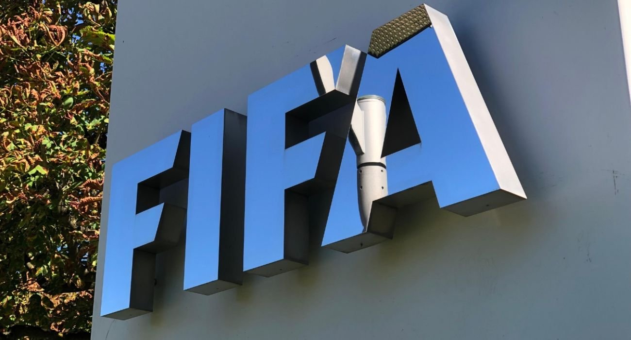 La FIFA respalda su decisión sobre Folarin Balogun, generando polémica en el fútbol europeo tras su actuación en octavos de final.