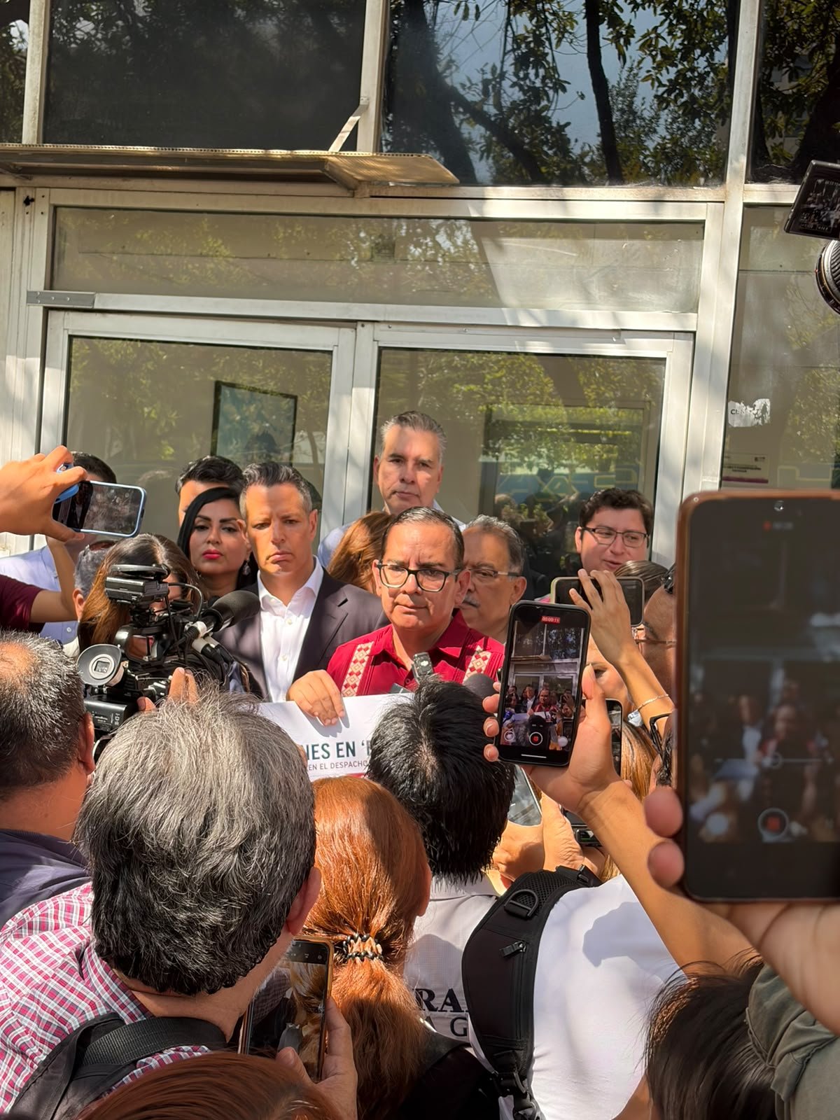 El SAT y la UIF inician una indagatoria sobre las cuentas de Samuel García y sus colaboradores, generando atención mediática.