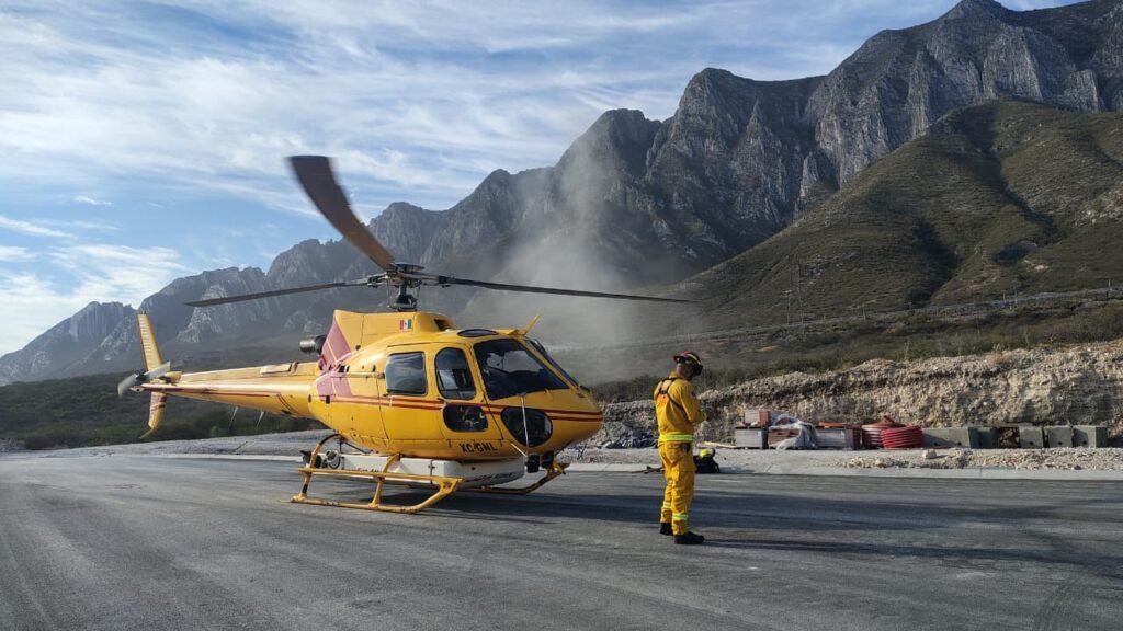 Movilización de emergencia en Nuevo León por fuego en La Huasteca